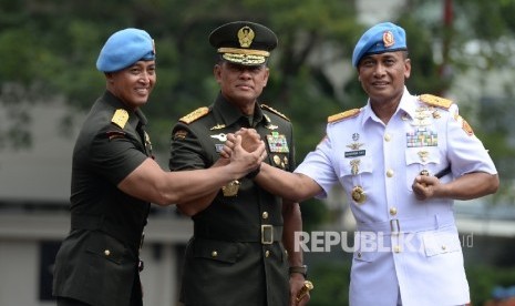 Sertijab Komandan Paspampres. (dari kiri) Mayjen TNI Andika Perkasa, Panglima TNI Jenderal Gatot Nurmantyo, dan Komandan Paspampres Brigjen TNI (Mar) Bambang Suswantono berjabat tangan komando usai Upacara Serah Terima Jabatan di Markas Komando Paspampres,