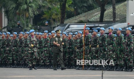 Panglima TNI Jenderal Gatot Nurmantyo memeriksa pasukan.