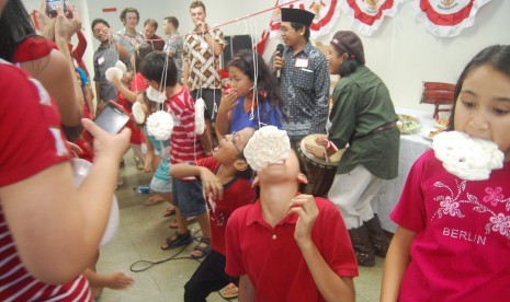 Serunya lomba makan kerupuk di Hawaii.