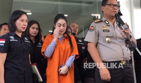 Sesaat sebelum Jennifer Dunn beserta barang bukti diserahkan ke Kejaksaan Negeri Jakarta Selatan, Kamis (15/3) pukul 10.45 WIB, di Direktorat Narkoba Polda Metro Jaya. 