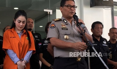 Sesaat sebelum Jennifer Dunn beserta barang bukti diserahkan ke Kejaksaan Negeri Jakarta Selatan, Kamis (15/3) pukul 10.45 WIB, di Direktorat Narkoba Polda Metro Jaya. 