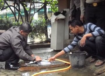 Sesaat sebelum bom meledak, ketika polisi sedang menyiram paket dengan air.