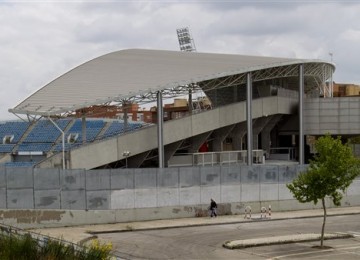 Seseorang berjalan di lingkungan Stadion Coliseum Alfonso Perez milik Getafe.