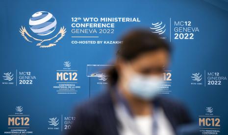 Seseorang berjalan melewati logo WTO Ministerial MC12 sebelum pembukaan Konferensi Tingkat Menteri ke-12 di markas besar Organisasi Perdagangan Dunia di Jenewa, Swiss, Minggu, 12 Juni 2022.