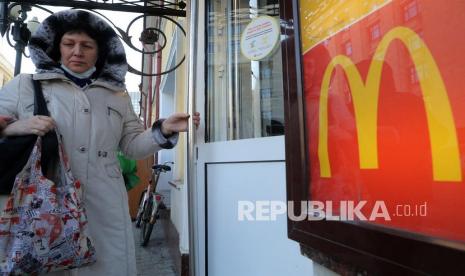 Seseorang berjalan melewati restoran McDonalds di Moskow, Rusia.