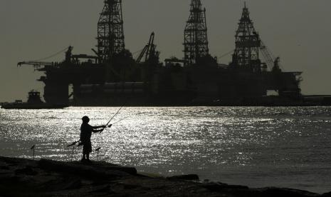 Seseorang memancing dilatarbelakangi Pelabuhan Aransas, Texas, Amerika Serikat. Ekonomi AS menguat dalam dua kuartal terakhir sebagian besar karena menguatnya pengeluaran konsumen.