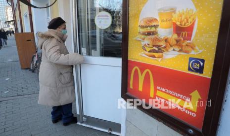  Seseorang memasuki restoran McDonalds di Moskow, Rusia, 09 Maret 2022. McDonald's menaikkan biaya royalti untuk restoran waralaba baru di AS dan Kanada.