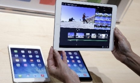 Seseorang menggenggam tablet keluaran Apple, iPad.