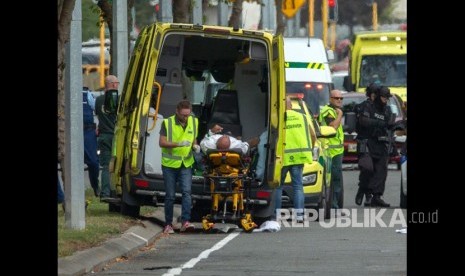 Seseorang yang terluka dimasukkan ke dalam ambulans setelah penembakan yang mengakibatkan banyak kematian dan cedera di Masjid Al Noor di Deans Avenue di Christchurch, Selandia Baru, (15/3 2019). 