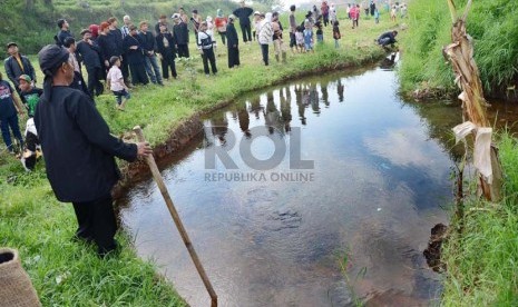    Sesepuh desa memimpin doa di sumber mata air  pada 'Cihideung Festival 2013' di Desa Wisata Bunga Cihideung, Kecamatan Parongpong, Kabupaten Bandung Barat, Ahad (3/11).  (Republika/Edi Yusuf)