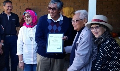 Sesepuh masyarakat Muslim Brisbane, Australia,  Iman Partoredjo (kedua dari kanan)  menyerahkan piagam penghargaan ditujukan kepada Presiden Joko Widodo yang diterima oleh Wamenkeu  Mardiasmo.