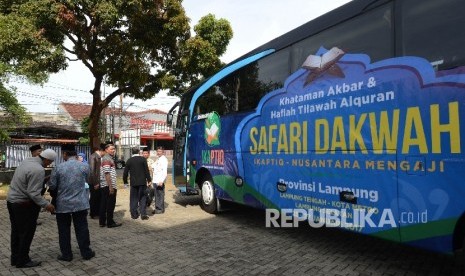 Seserta safari dakwah memasuki bus seusai pelepasan rombongan di Institut PTIQ Jakarta, Rabu (25/1). 