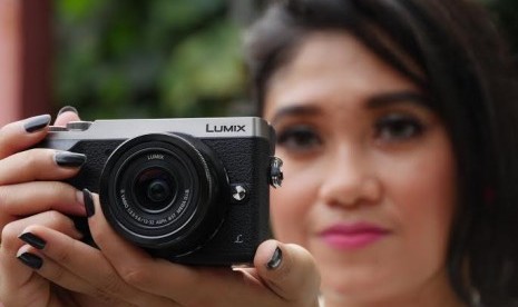 Sesesorang memotret menggunakan Panasonic Lumix DMC-GX85.