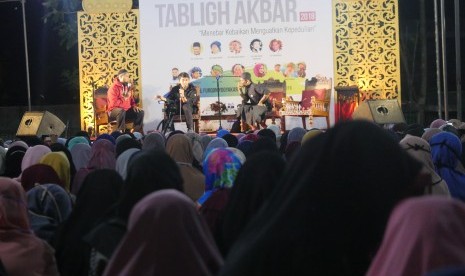 Sesi Dialog Hijrah pada acara Tabligh Akbar di Yogyakarta.