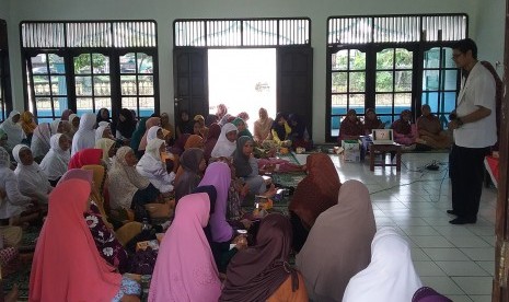 Sesi dialog kesehatan forum silaturahim majelis taklim di Demak.