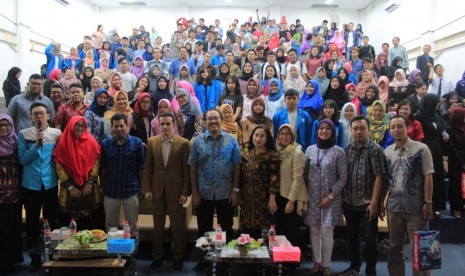 Sesi foto bersama para peserta dengan dr Gamal Albinsaid (menggunakan setelan jas coklat).