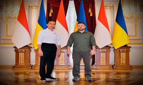 Sesi foto bersama Presiden Jokowi dengan Presiden Zelenskyy dilanjutkan dengan pengenalan masing-masing delegasi.