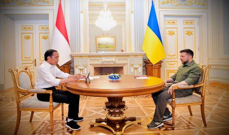 Pertemuan empat mata antara Presiden Jokowi dengan Presiden Zelenskyy di Istana Maryinsky, Kyiv.