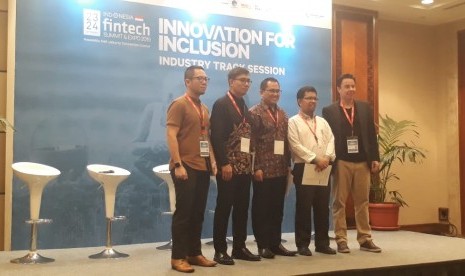 Sesi panel diskusi Boosting Global Finance Through Fintech, dalam Indonesia Fintech Summit & Expo, di Jakarta Convention Center, Senin (23/9). 