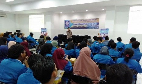 Sesi penyampaian materi seminar sertifikasi profesiensi oleh nara sumber.