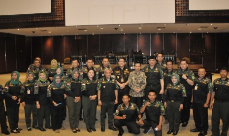 Sesjen MPR Ma'ruf Cahyono berbicara di hadapan delapan ratus orang yang berasal dari Himpunan Putra-Putri Keluarga Angkatan Darat (Hipakad), Keluarga Besar Putra-Putri Polri (KBPPP), dan mahasiswa Universitas Kristen Indonesia (UKI), yang memenuhi Gedung Nusantara V, Komplek Parlemen, Senayan, Jakarta, Senin (3/12).