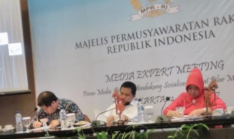 Sesjen MPR Ma'ruf  Cahyono (tengah), Kepala Biro Humas MPR Siti Fauziah (kanan) dalam media expert meeting yang diselenggarakan MPR di Yogyakarta, Senin (15/5).