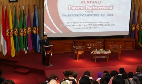  Sesjen MPR RI Ma'ruf Cahyono, saat menjadi pembicara kunci pada seminar nasional yang diselenggarakan Badan Eksekutif Mahasiswa (BEM) FH Unpad Bandung. 