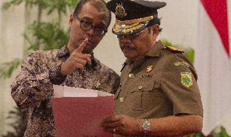 Seskab Andi Widjajanto (kiri) berbincang dengan Jaksa Agung HM Prasetyo usai pelantikan di Istana Negara, Kamis (20/11). 