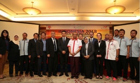 Sesmenpora Gatot Dewa Broto (tengah baju putih) membuka secara resmi rakor persiapan Asian Para Games 2018 di Jakarta, Kamis (16/3)..