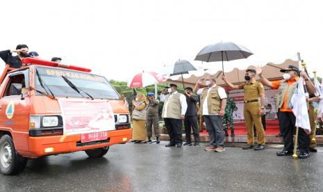 Sestama BNPB Lilik Kurniawan (dua kanan), beserta Gubernur Prov Sulawesi Tenggara Ali Mazi (dua kiri) dan Tenaga Ahli BNPB Imam Pramukarno (kanan) saat melakukan pelepasan gerakan mobil masker untuk masyarakat di kantor Gubernur Sulawesi Tenggara, Selasa (2/11).