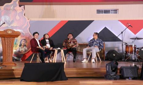 Sestama BPIP Karjono dalam diskusi Bedah Musik Kebangsaan di Auditorium Universitas Sultan Ageng Tirtayasa (Untirta), Serang-Banten, Kamis (23/9). Acara Sosialisasi Nilai-Nilai Pancasila Lewat Musik itu kali ketiga digelar Badan Pembinaan Ideologi Pancasila (BPIP) bekerjasama dengan Sinergy of Indonesia dan Indonesia Care (komunitas seniman/musisi).