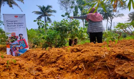 Sesuai dengan anjuran mengenai ketahan pangan, Minggu (19/7) sekitar pukul 10.30 WIB Relawan Rumah Zakat menyalurkan bantuan berupa bibit beserta pupuk di kebun bersama milik anggota koperasi 