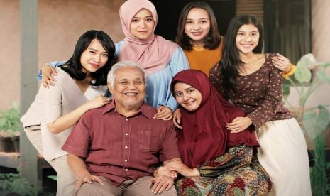 Aktor Adi Kurdi meninggal dunia, Jumat (8/5), karena tumor otak (Foto: Adi Kurdi bersama para pemeran di film 'Terima Kasih Emak Terima Kasih Abah')