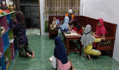 Setelah beberapa bulan vakum karena pandemi Covid-19, akhirnya kegiatan bimbel di Alhasan Cendikia dan Rumah Baca Cahaya di Desa Ujungsari kembali diadakan dengan tempat dan buku-buku baru.