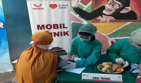 Setelah bulan lalu melakukan pelayanan kesehatan di Kampung Pulo Geulis, Mobil Klinik Wuling Motor dan Rumah Zakat kembali melanjutkan aksi siaga sehat di Kota Bogor tepatnya di Kampung Pada Beunghar RT 04 RW 09, Kelurahan Babakan Pasar, Kecamatan Bogor Tengah. Pelaksanaan kegiatan ini dihadiri oleh Lurah Babakan Pasar yaitu Chitra dan staffnya, Kepala Puskesmas Babakan Pasar dr Riska, Babinsa Kelurahan Babakan Pasar Syarif, Selasa (25/08).