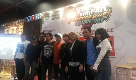 Setelah cukup lama tak menggelar konser, grup band Java Jive dan musisi Fariz RM akan berkolaborasi di Konser ‘Simpati Forever Young B! 80’s 90’s Fest'. 