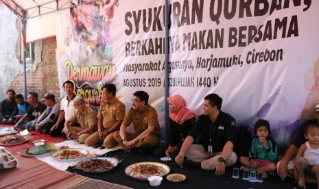  Setelah lancar mendistribusikan 200 ekor kambing ke pelosok negeri Ciayumajakuning, ACT Cirebon menggelar acara syukuran qurban di Argasunya, Harjamukti, Cirebon.