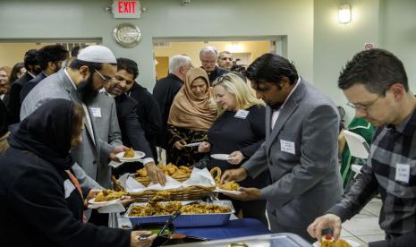 Setelah lebih dari dua tahun penundaan era pandemi, Kardinal Blase Cupich dan para pemimpin Islam daerah Chicago bersatu kembali pada awal Ramadhan ini. Jamuan buka puasa Muslim-Katolik pun kembali digelar, Kamis (7/4/2022). Jamuan Buka Puasa Muslim-Katolik Kembali Digelar di Chicago