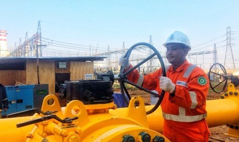 Setelah melakukan serangkaian pemeriksaan keselamatan sesuai dengan standar Migas Nasional, pekerja membuka katup (valve) utama pengaliran gas bumi dari jaringan distribusi menuju fasilitas pengukuran (metering) PGN di Pembangkit Listrik Muara Karang.