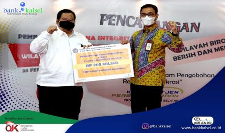 Setelah menanti selama hampir 1 (satu) tahun, akhirnya pada hari ini, Bank Kalsel menerima kucuran dana PEN sebesar Rp 200 miliar (25/2). Secara simbolis, penyerahan dilakukan oleh Sulaimansyah, SE, selaku Kepala Kantor Wilayah Direktorat Jenderal Perbendaharaan (DJPb) Kementerian Keuangan Kalimantan Selatan, Direktur Utama Bank Kalsel Agus Syabarrudin, di Kanwil DJPb, Banjarmasin.