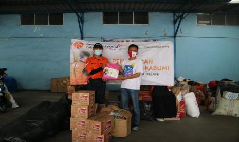  Setelah mengalami bencana banjir pada beberapa minggu yang lalu, warga yang terdampak banjir sebagian sudah mulai kembali ke rumah dan sebagian masih berada di tempat pengungsian. Untuk meringankan kebutuhan masyarakat, PT Sygma Daya Insani melalui Rumah Zakat menyaluran bantuan pada Ahad (4/10).