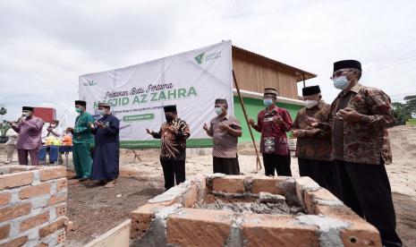 Setelah  menghadirkan Pusat Belajar Mengaji (PBM) Cahaya Negeri Guna menghidupkan suasana religius di Kelurahan Cahaya Negeri, Kecamatan Bukit Kemuning, Lampung Utara, Dompet Dhuafa pada Rabu (15/9) secara simbolis menggelar seremoni peletakan batu pertama pembangunan Masjid Az Zahra. 