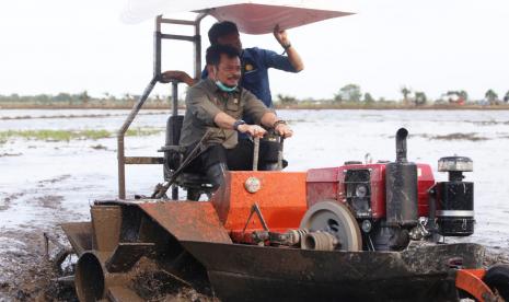 Setelah pagi hari bertolak dari provinsi Sumatera Utara, Menteri Pertanian, Syahrul Yasin Limpo  (SYL) melanjutkan kunjungan kerja ke provinsi Kalimantan Tengah di Desa Belanti Siam,  Kecamatan Pandih Batu, Kabupaten Pulang Pisau, Sabtu (12/09) untuk meninjau progress penyiapan lahan food estate. 