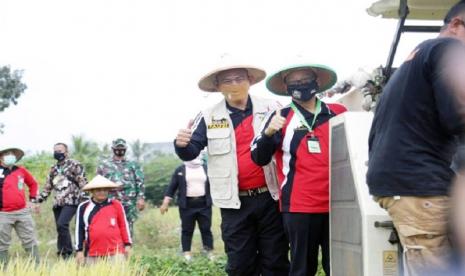 Setelah panen raya dengan mesin panen padi (combine harvester), Kepala BPPSDMP Kementan Dedi Nursyamsi menghadiri peluncuran Call Center Penyuluh di Balai Penyuluhan Pertanian (BPP) Pringsewu, untuk memperkuat BPP Pringsewu selaku pelaksana BPP model KostraTani di Kabupaten Pringsewu, Provinsi Lampung, Jumat (4/9).