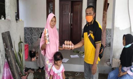 Setelah penyaluran secara resmi oleh Relawan Rumah Zakat, M. Mamduh Winangun,kepada Kepala Desa Kuripan Utara, kader posyandu keluarga penggerak Desa Bebas Stunting langsung bergerak ke masing-masing Posyandu untuk melaksanakan konseling dan penyaluran kornet daging sapi Superqurban dan telur kepada penerima manfaat, Kamis (17/12).