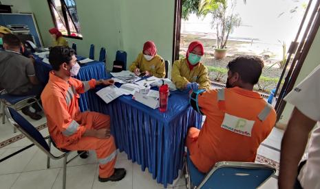 Setelah sebelumnya menggencarkan vaksinasi bagi operator dan awak mobil tangki (AMT) Pertamina di wilayah Yogyakarta, Semarang, dan sekitarnya, kini giliran wilayah Boyolali dan sekitarnya menjalani vaksinasi. Setidaknya 500 peserta yang mayoritas terdiri dari operator dan AMT Pertamina mengikuti vaksinasi yang diselenggarakan pada Jumat dan Sabtu (30-31/7) di Fuel Terminal Boyolali, bekerjasama dengan Dinas Kesehatan Kabupaten Boyolali.