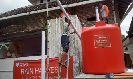 Setelah seminggu berjibaku dengan waktu, proses pembuatan tandon tadah hujan ( Rain Harvest) Di Dusun Jurang Dalam, Desa Kedungrejoso, Kabupaten Probolinggo akhirnya terwujud pada Sabtu (27/2). 