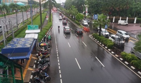 Setelah sempat banjir akibat hujan deras pada Selasa (17/12), genangan di Jalan Asia Afrika, Senayan, Jakarta Selatan sudah surut.