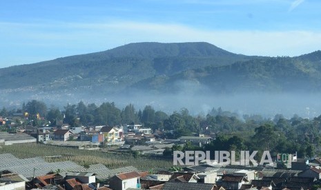 Setelah sempat terjadi erupsi kecil, saat ini Gunung Tangkuban Parahu kembali normal, Sabtu (27/7).