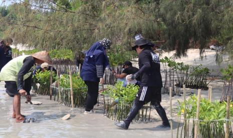 Setelah sukses tanam 10.000 bibit Mangrove di Kecamatan Muara Gembong Kabupaten Bekasi dan penanaman 2.500 bibit durian di Berau, Kalimantan Timur, BRI kembali mendukung pelestarian alam melalui penanaman 500 tanaman Mangrove di Kelurahan Pulau Tidung, Kabupaten Kepulauan Seribu.